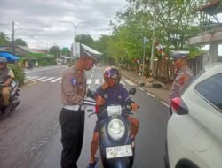 Sambut HUT RI ke-80, Polisi Lalu Lintas Bagikan Bendera ke Pengendara di Mentok