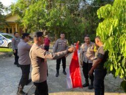 Polres Bangka Barat Gelar Aksi Simpatik, Kapolres Turun Langsung Bagikan Bendera Merah Putih ke Rumah Warga