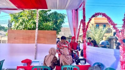 Prof. Udin dan Keluarga Gunakan Hak Pilih di TPS 03 Kelurahan Kejaksaan