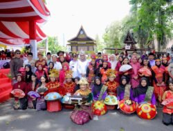 Borong Dagangan UMKM, Gubernur Hidayat Arsani Hidupkan Suasana Pawai Karnaval Hari Kedua
