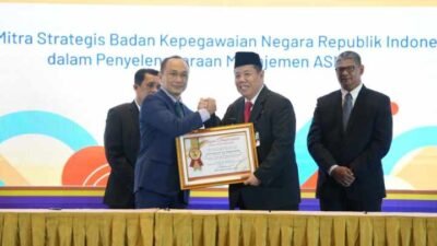 Pemprov Babel Raih Nilai Sistem Merit Tertinggi, Gubernur Hidayat Arsani Terima BKN Award