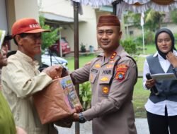 Polri Hadir dengan Kepedulian: Kapolres Bangka Barat Serahkan Bansos di Kecamatan Kelapa
