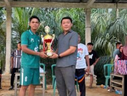 Kepala Desa Tiang Tarah Serahkan Piala Juara Turnamen Sepak Bola HUT RI 2025