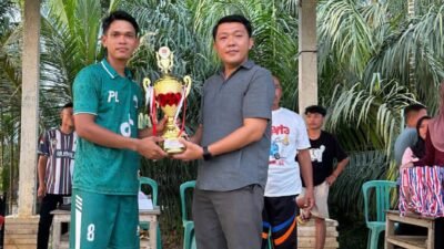 Kepala Desa Tiang Tarah Serahkan Piala Juara Turnamen Sepak Bola HUT RI 2025