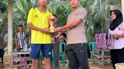Sekdes Tiang Tarah Serahkan Piala Juara III Turnamen Sepak Bola HUT RI