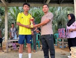 Sekdes Tiang Tarah Serahkan Piala Juara III Turnamen Sepak Bola HUT RI