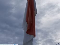 Bendera Kusam dan Sobek Berkibar di Kantor Desa Tanjung Gunung, Simbol Negara Diabaikan