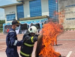 Taruna SPAN Antusias Ikuti Simulasi Pemadam Kebakaran di Bandara Depati Amir
