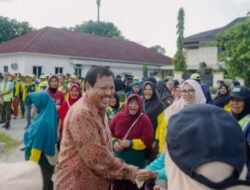 Pemkot Pangkalpinang Salurkan Paket Sembako untuk Ratusan Petugas Kebersihan dan Taman