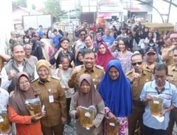 Pemkot Pangkalpinang Salurkan Bantuan Pangan di Opas Indah, Ratusan Warga Terima Beras dan Minyak Goreng