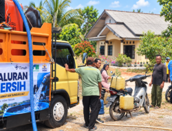 PT Timah Tbk Bersama Lintas Sektor Salurkan Air Bersih bagi Warga Terdampak Kekeringan di Sungailiat