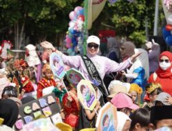 Bunda PAUD Susanti Saparudin Turun Langsung Dampingi Ribuan Anak di Karnaval PAUD Pangkalpinang